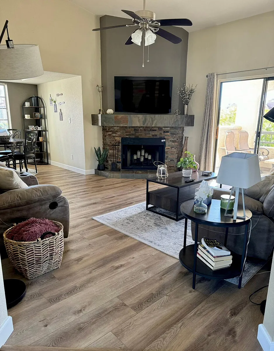 Open and bright living room with vaulted ceilings - 9675 N 93rd Way