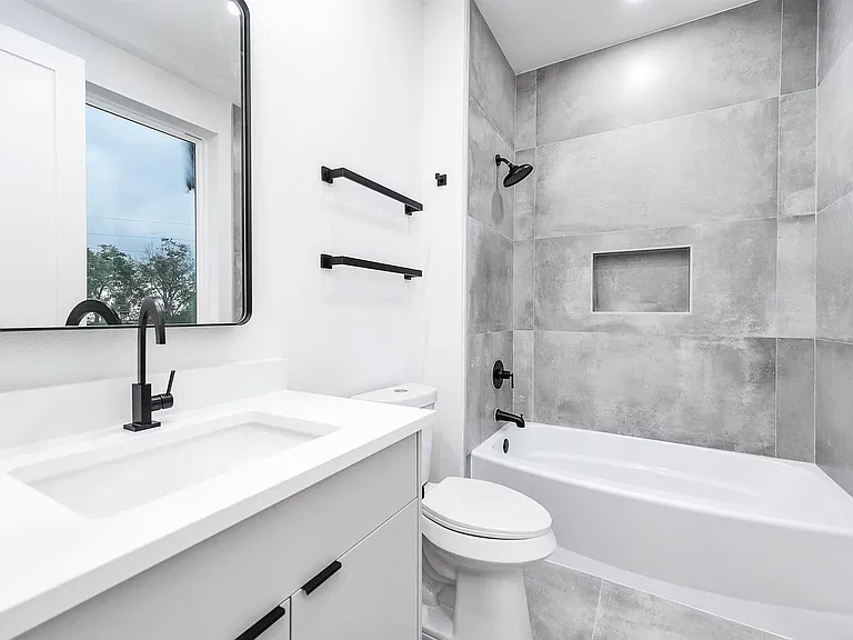 319 N Nagle St — Photo 32