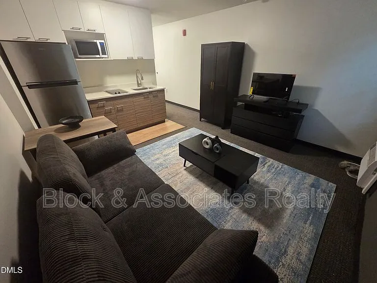 5104 Hollyridge Dr #300 — Photo 3