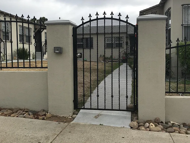 2075 Harrison Ave — Photo 3