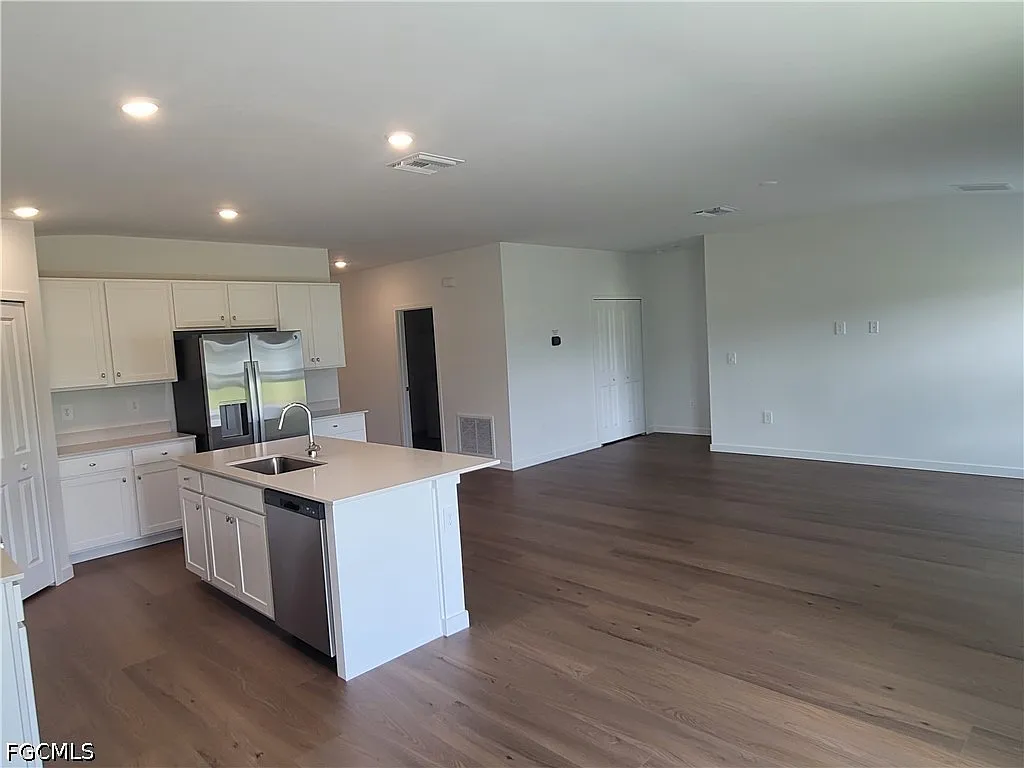 4 bed, 2.0 bath, 1824 sqft, $2,300 — Photo 4