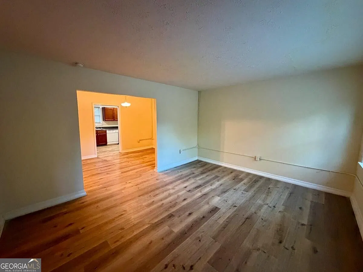 3 bed, 1.0 bath, 1024 sqft, $1,600 — Photo 2