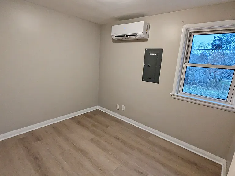 60 Campbell Cres #1 — Photo 7