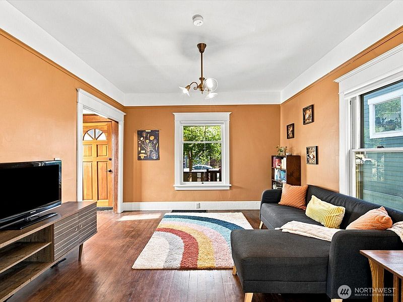 4th image of 2811 SW Dakota Street