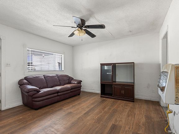 3rd image of 114 N Avenue V