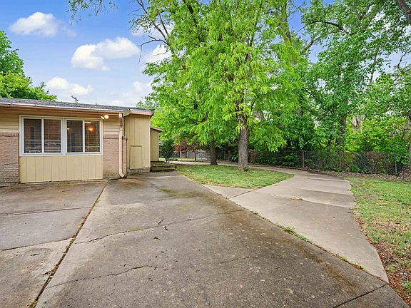 3rd image of 1019 Somerset Dr