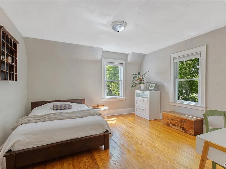 562 Buckingham Ave — Photo 17