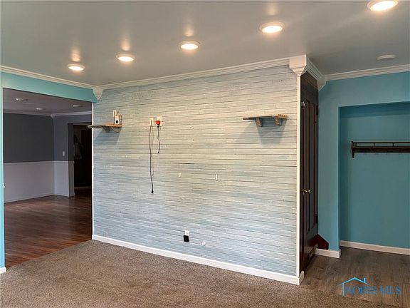 3rd image of 403 W Broadway St