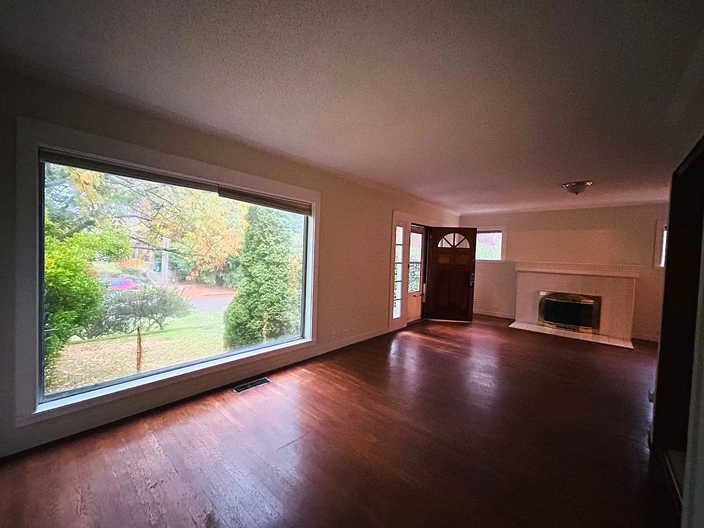 Spacious 5 Bedroom Cape Cod in Greenlake! — Photo 3