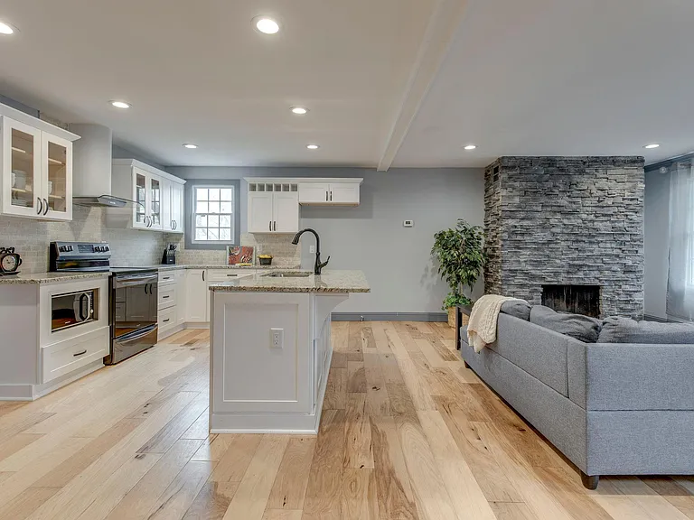 22 Peachtree St — Photo 3