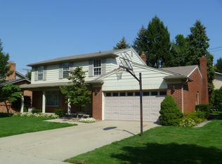 898 Canterbury Rd, Grosse Pointe Woods, MI 48236