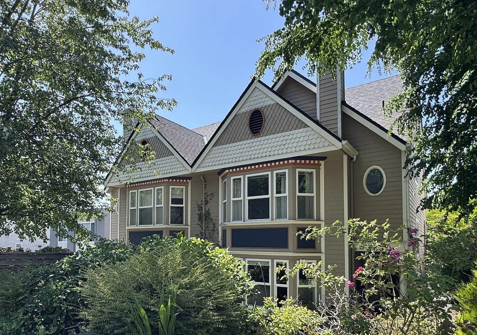 Stylish 3BR Queen Anne Townhome — Photo 1