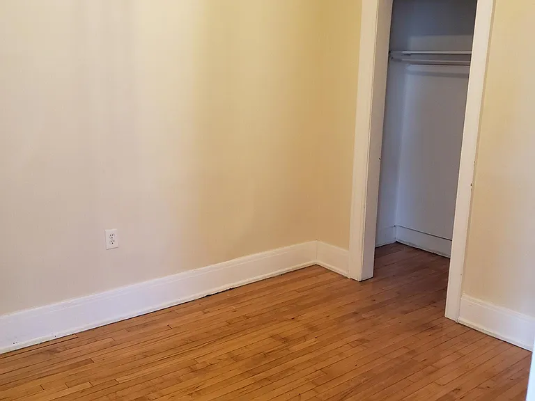 531 E Locust St — Photo 2