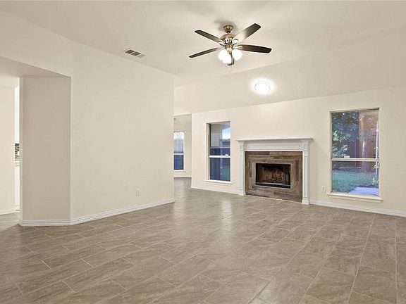 2nd image of 1053 Carriage Ln