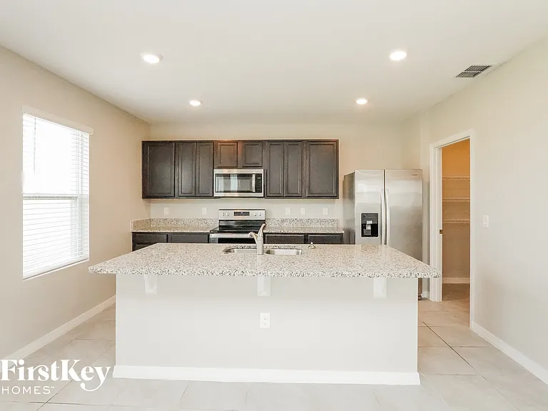 465 Noble Ave — Photo 4