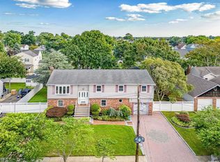221 Austin St, Lindenhurst, NY 11757