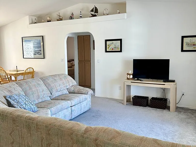 2570 Huntington Dr — Photo 3