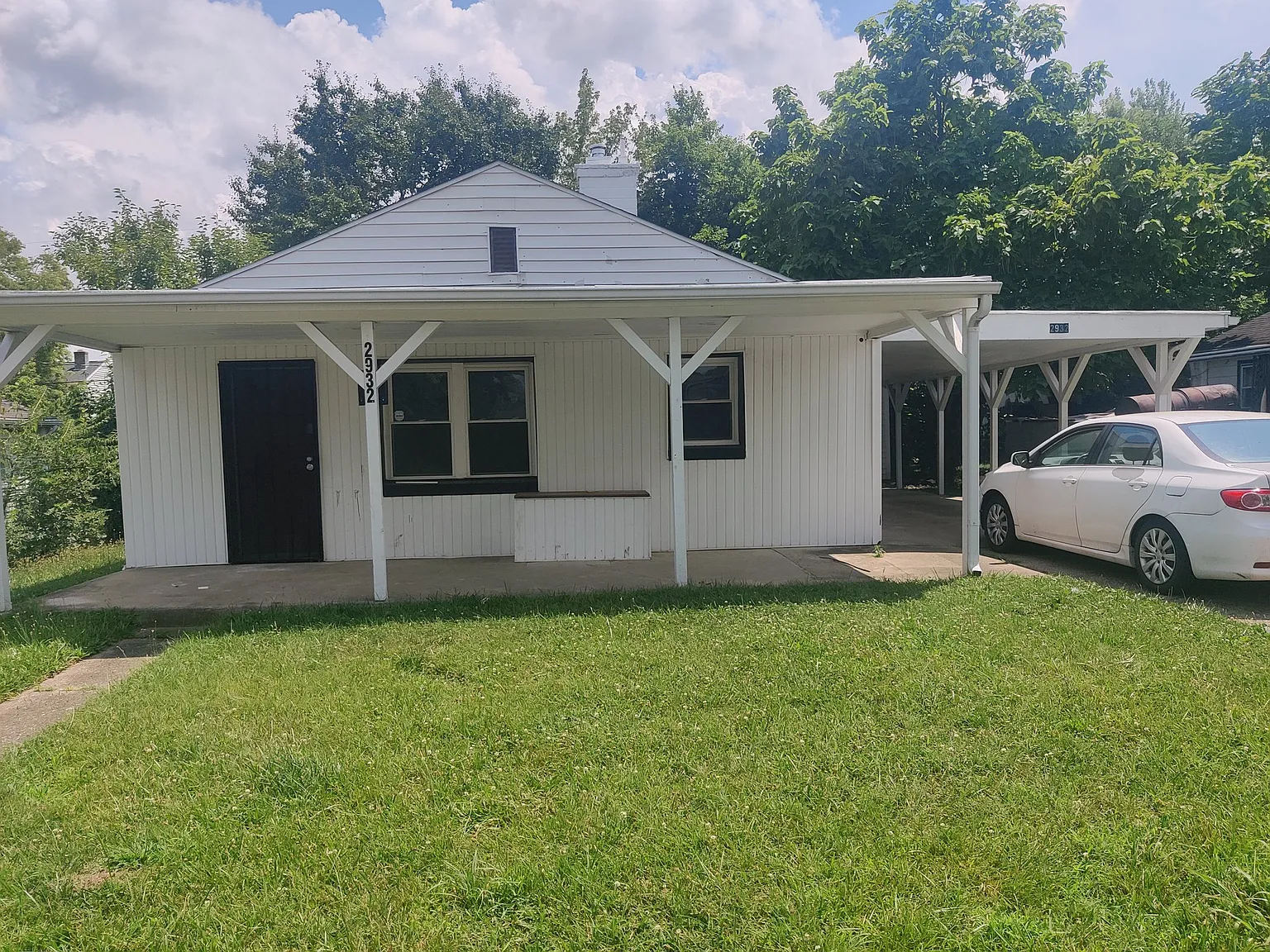Beautifully remodeled 2 bedroom 1 bathroom home — Photo 1