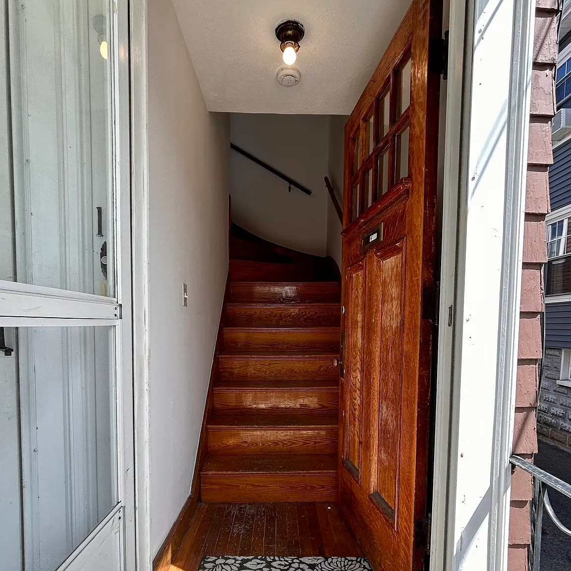 3 bed, 1.0 bath, 1800 sqft, $3,000 — Photo 2