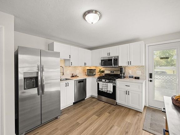 4th image of 359 Plain St