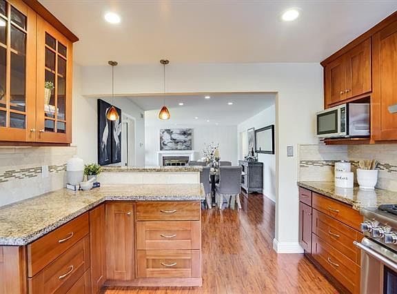 5th image of 2552 Hampton Ave