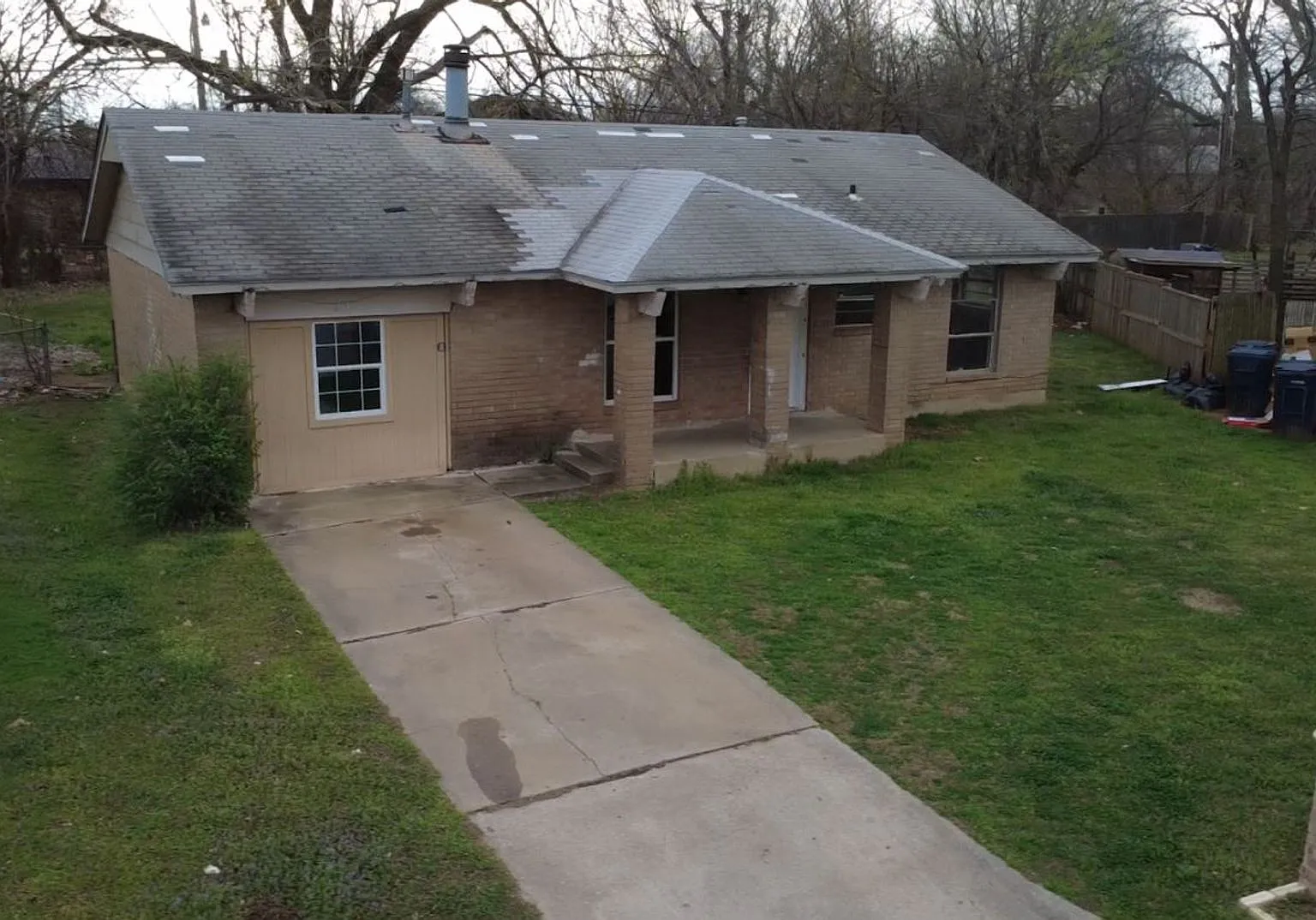 Charming 4-Bedroom Home with Spacious Yard! — Photo 2