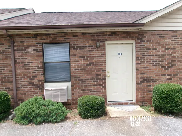 909 8th St NE #909, Hickory, NC 28601