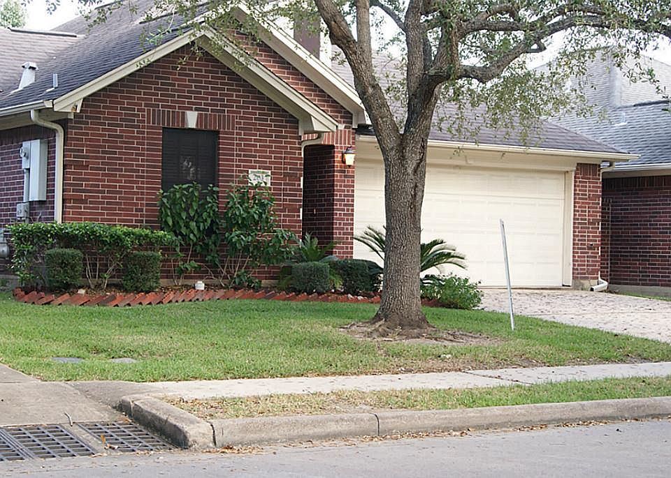 1st image of 203 Live Oak Ln