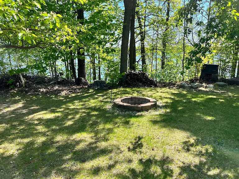 1926 Island View Dr NE — Photo 2