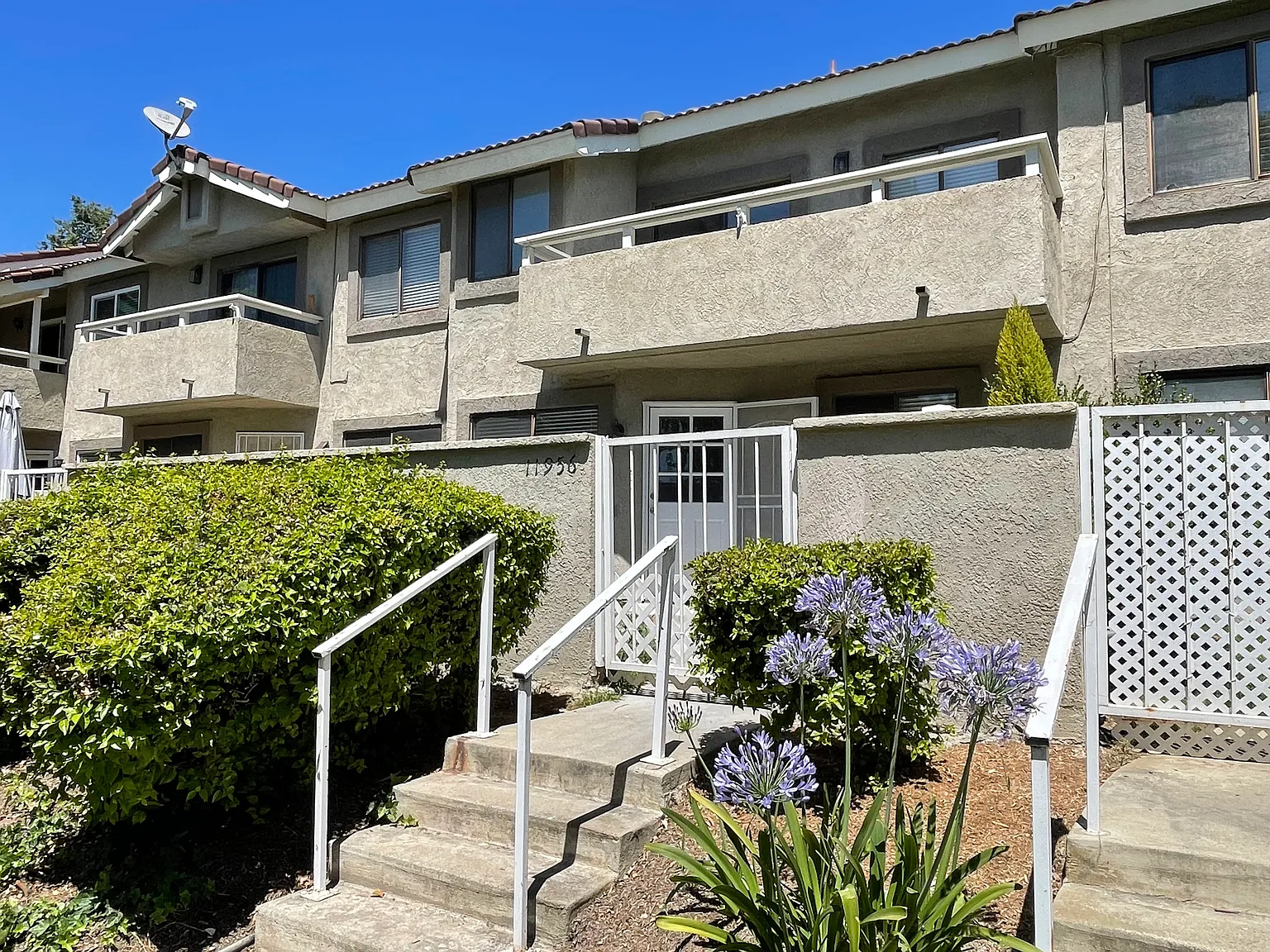 3 bed, 2.5 bath, 1450 sqft, $3,200 — Photo 2