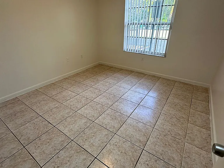 2550 NE 192nd St — Photo 5