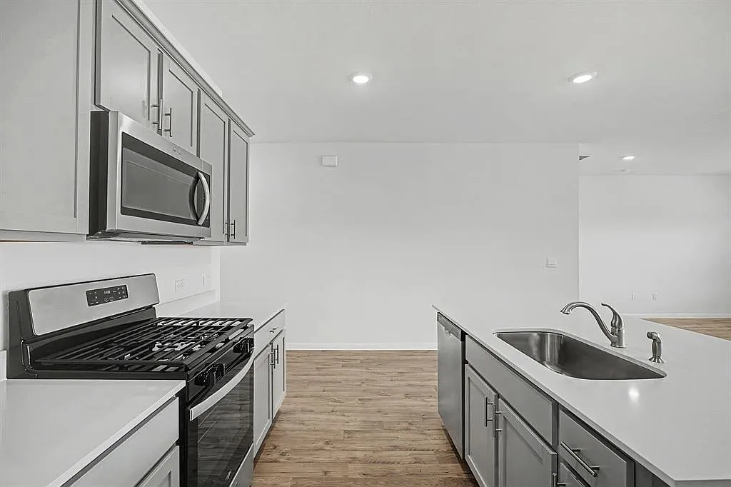4 bed, 2.0 bath, 1859 sqft, $2,295 — Photo 3