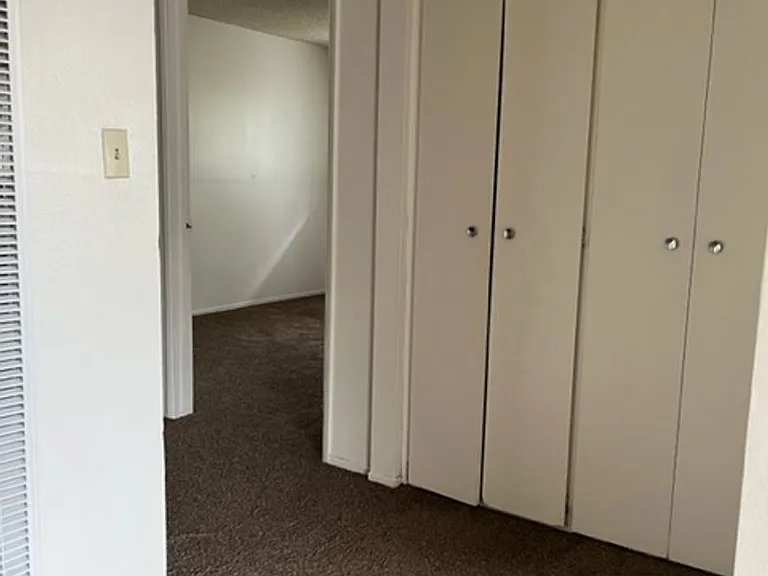 25380 Park Ave — Photo 12