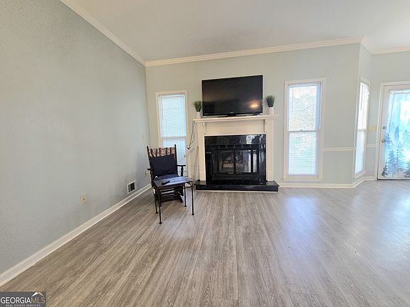 4th image of 1426 Cambridge Cmn