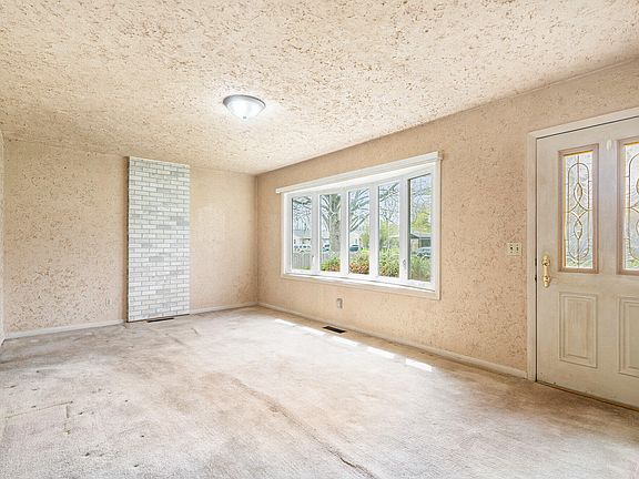 4th image of 2217 Cambridge Dr