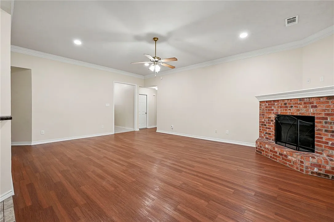 4 bed, 2077 sqft, $2,600 — Photo 4
