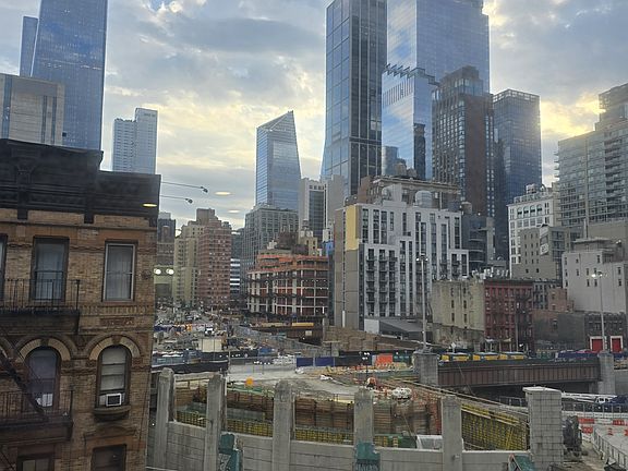 4th image of 407 W 39th St APT 5B