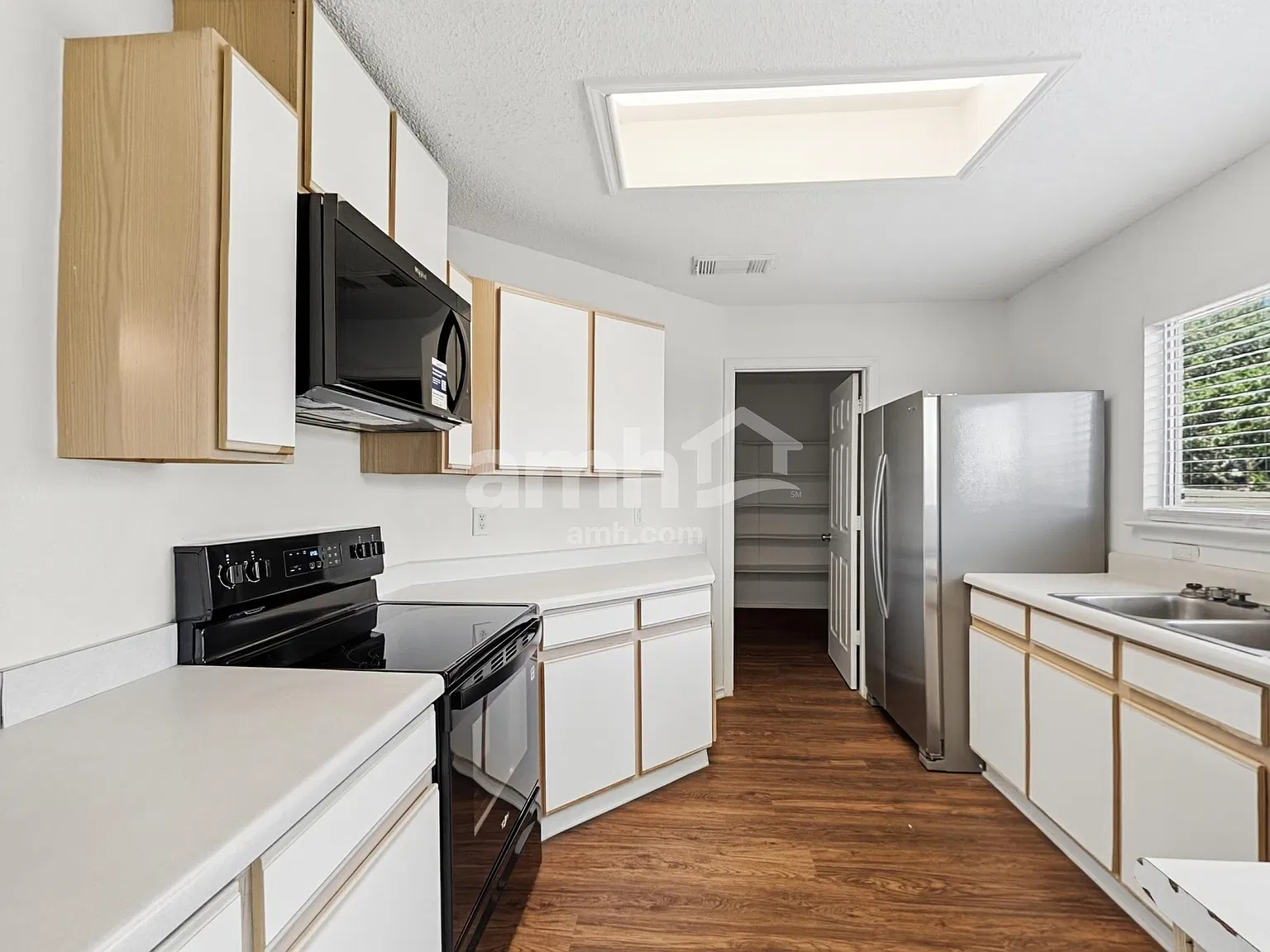 3 bed, 2.5 bath, 1582 sqft, $1,620 — Photo 3