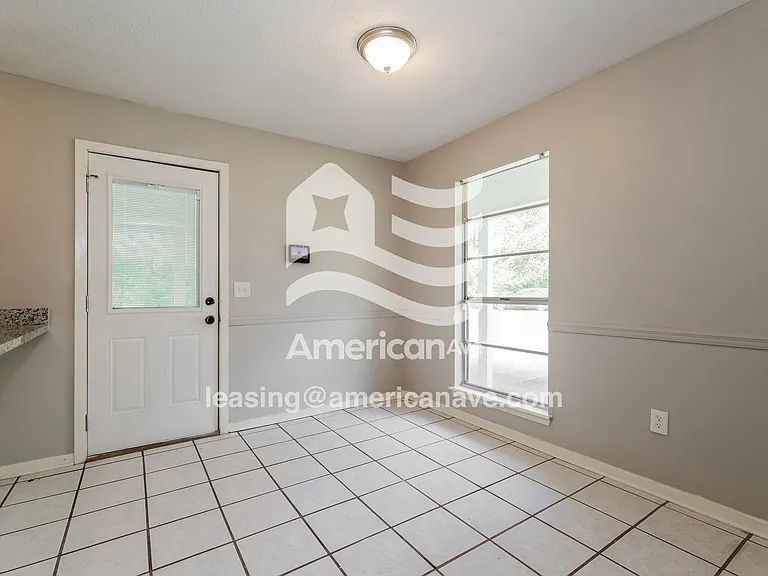 1704045_005_dining_room_5.jpg