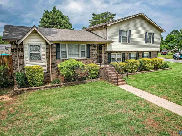 2200 Villaret Dr SW, Huntsville, AL 35803
