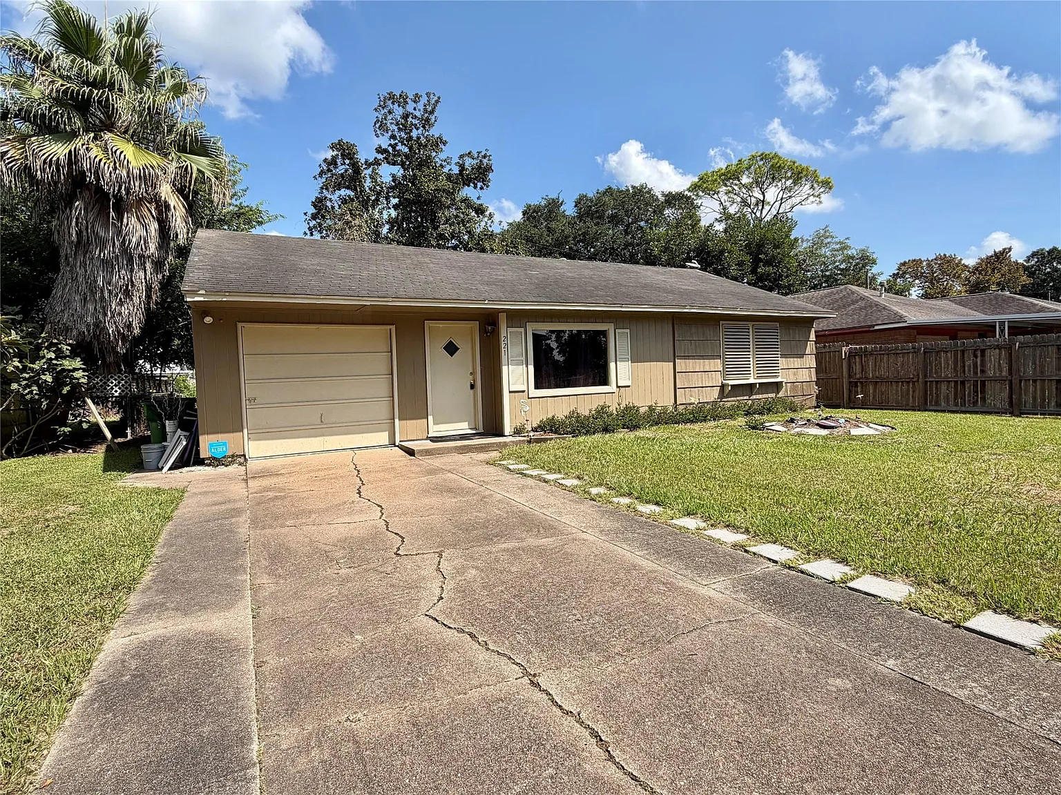 3 bed, 1.5 bath, 1300 sqft, $1,300 — Photo 1