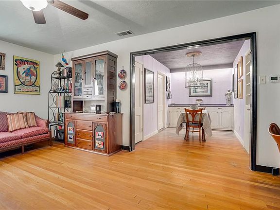 5th image of 403 W Avenue E