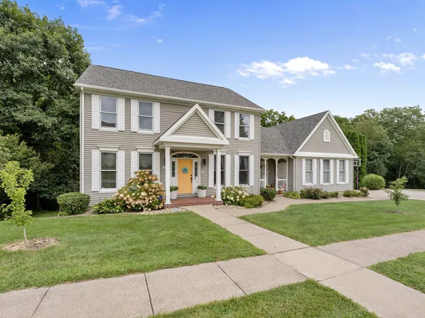 2217 Stonebrook Dr, Muscatine, IA 52761