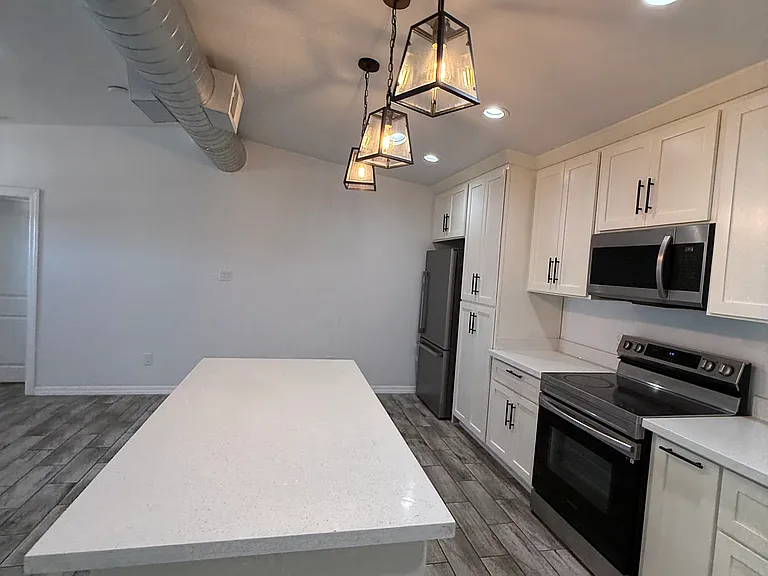 1050 W Rosewood Dr — Photo 3