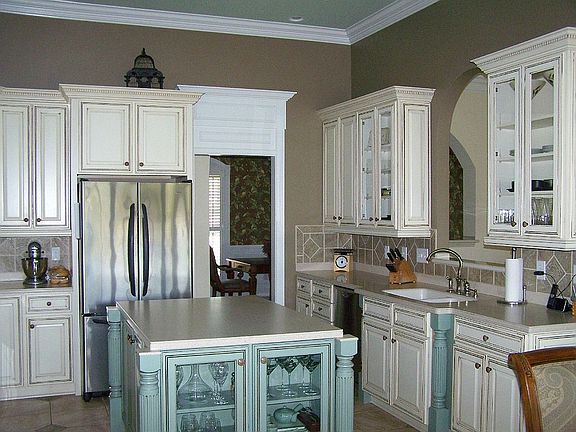 Pass-thru to greatroom from kitchen!