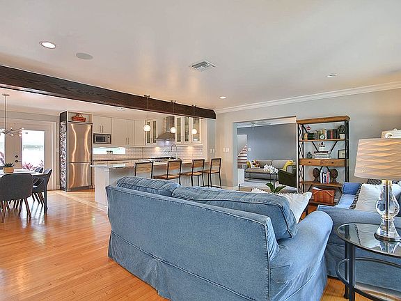 2nd image of 2031 Bay St NE