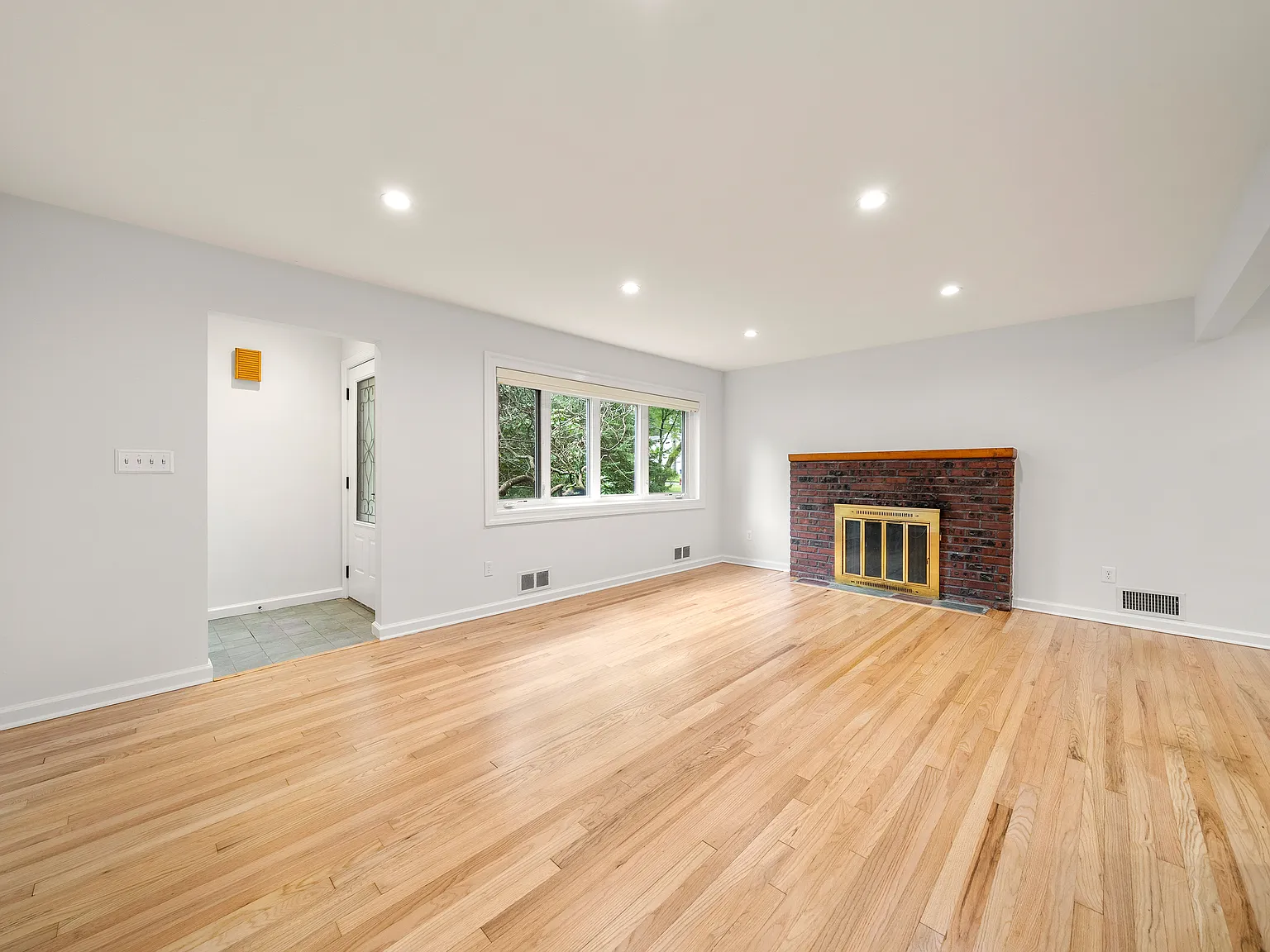 4 bed, 2096 sqft, $4,650 — Photo 3