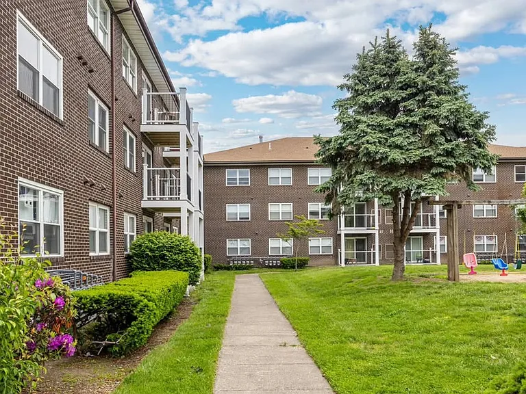 Pondsview Apartments — Photo 2