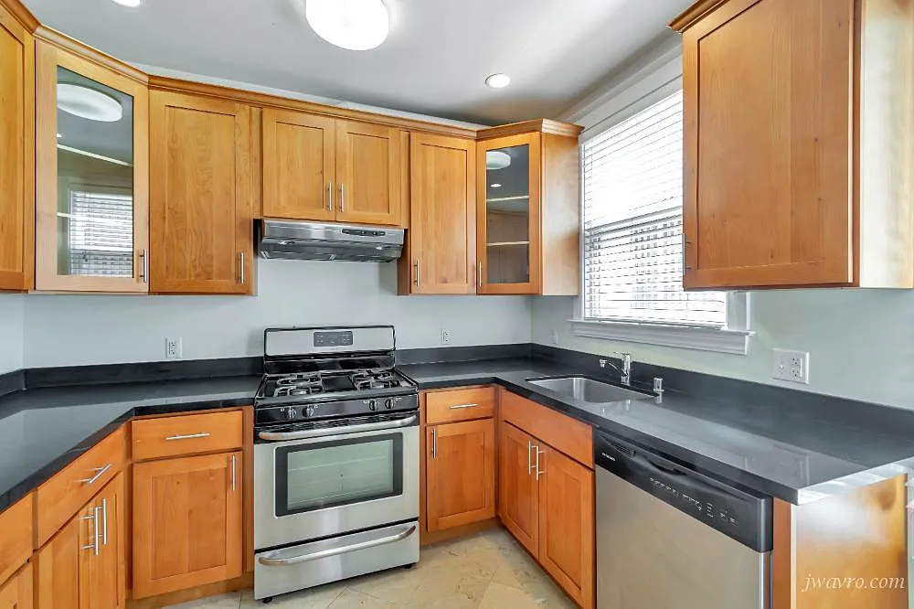 Prime Inner Sunset Spacious Studio w/ HW Floors! Must See! — Photo 2