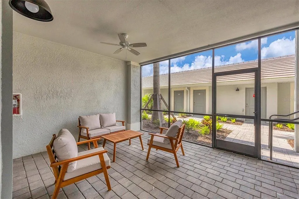 2 bed, 2.0 bath, 1336 sqft, $6,500 — Photo 3